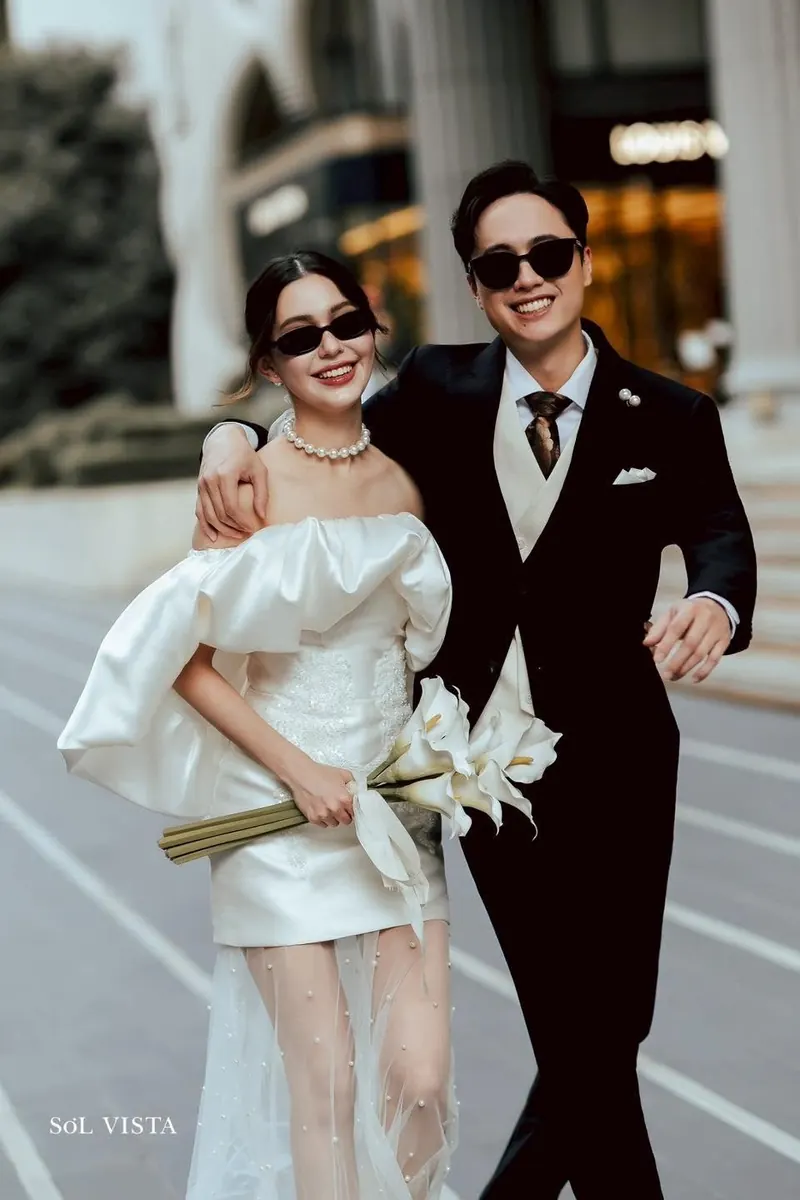 พรีเวดดิ้งสไตล์สตรีท เดรสสั้นพอง แว่นกันแดด และสูทดำ