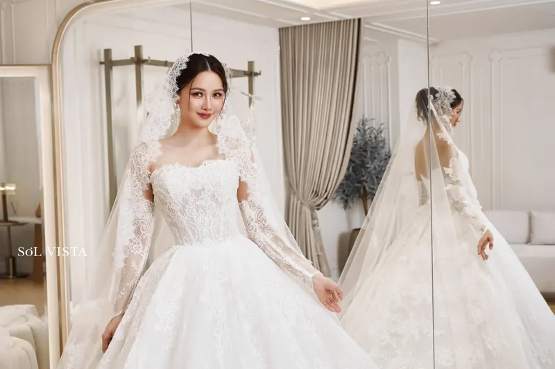 เจ้าสาวในชุดลูกไม้แขนยาว หน้ากระจกโค้งในโชว์รูม